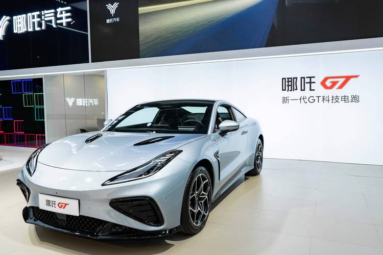 成都新津区凯浪乐企业管理咨询哪吒汽车在智能汽车领域的表现，领途汽车在新能源汽车市场中的影响力